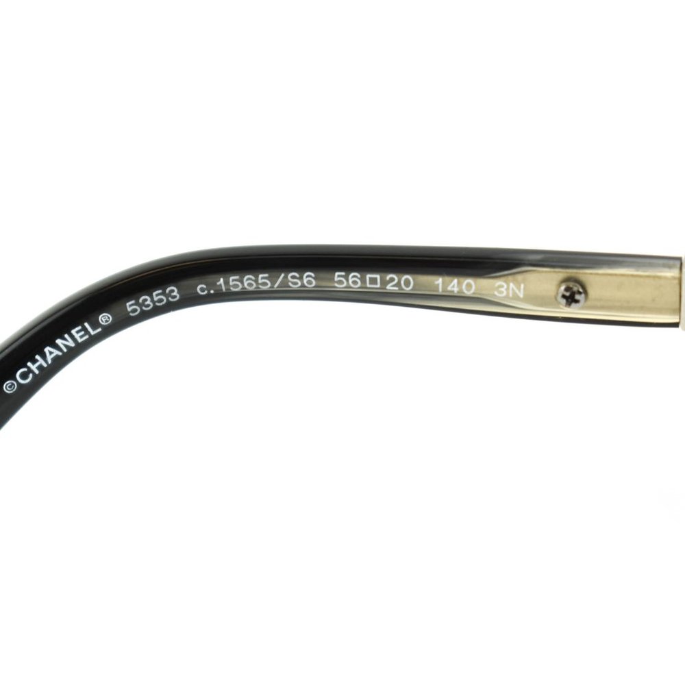 CHANEL: Gray "Horn" & "Chain" Logo Sunglasses (lc) - Picture 10 of 11